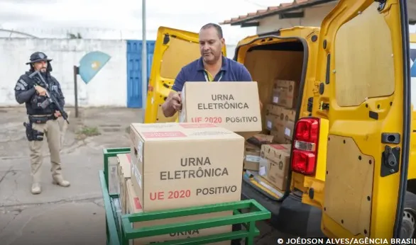 As Forças Armadas vão mobilizar cerca de 25 mil militares para apoiar a Justiça Eleitoral no segundo turno das eleições, neste domingo (25)