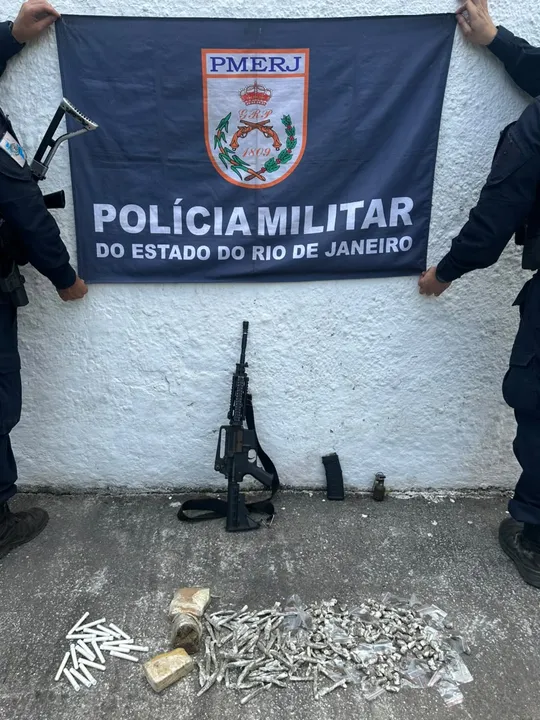 Suspeitos conseguiram fugir após correram para área de mata