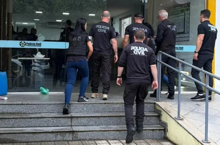 Policiais civis da 126ª DP (Cabo Frio) e da 143ª DP (Itaperuna), em conjunto com a Polícia Civil do Rio Grande do Sul realizaram a prisão