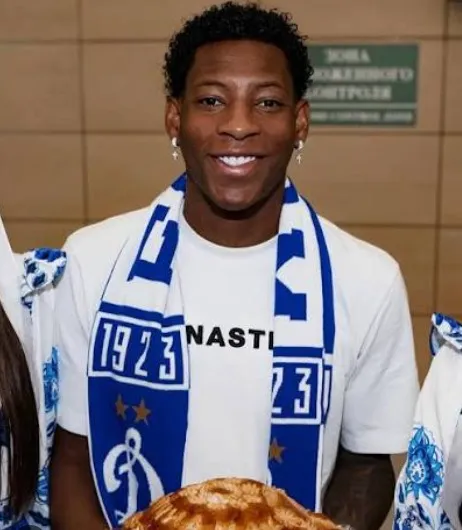 Jogador foi recebido pelo clube Russo com festa, e o Flamengo confirmou, em nota oficial, o retorno do atleta ao clube