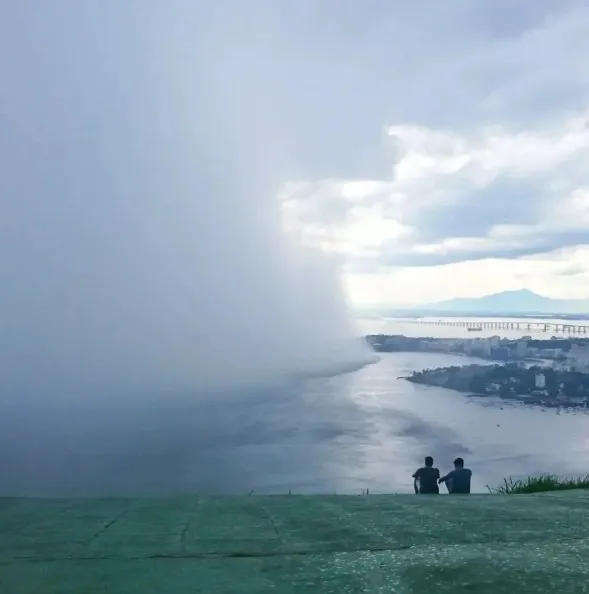Até o fim da noite, são esperadas pancadas isoladas de chuva moderada a forte, acompanhadas de raios e rajadas de vento