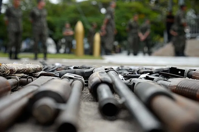Ao menos 34 tiroteios foram motivados por conflitos entre facções e milícias