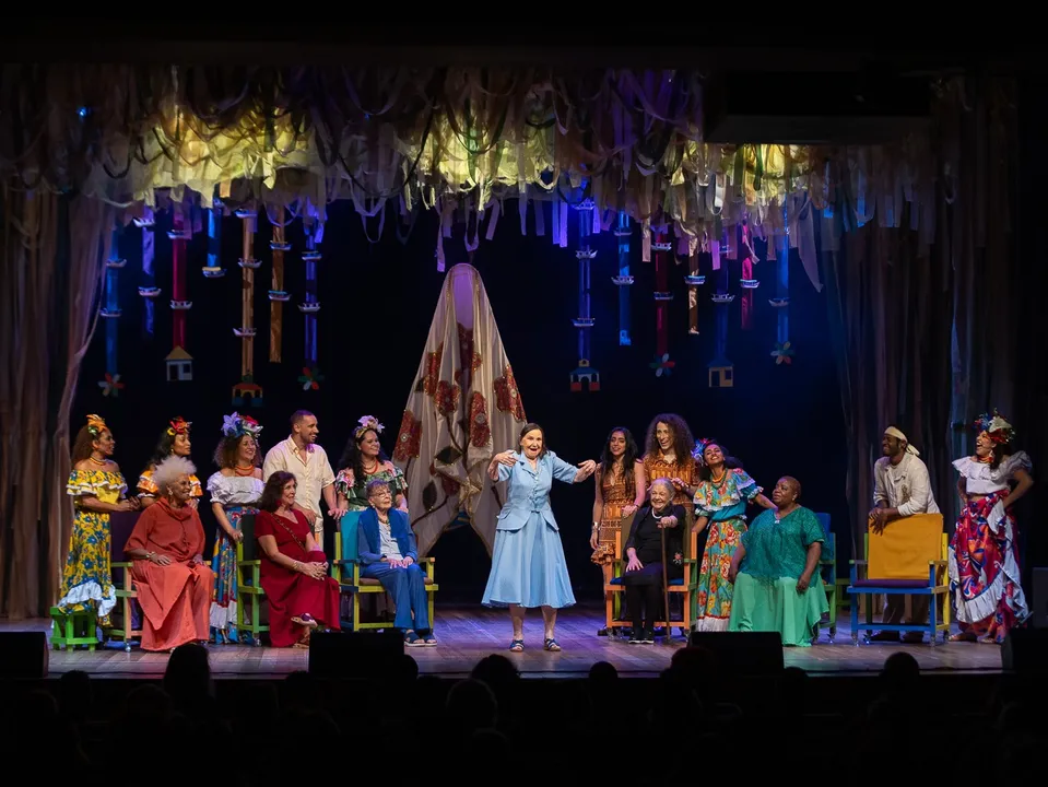 A peça transforma as histórias e experiências das artistas em matéria-prima para uma narrativa que atravessa diferentes gerações e linguagens do teatro brasileiro