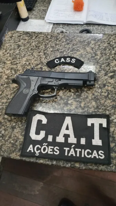 Com o apoio da Coordenadoria de Ações Táticas (CAT) da Guarda Municipal, o homem foi conduzido com o material apreendido para a 76ª Delegacia de Polícia