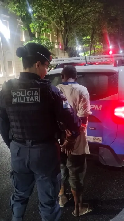 Homem é preso após ser flagrado com porta de alumínio furtada em Niterói