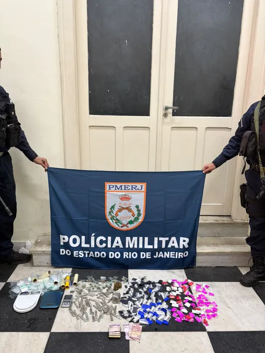Policiais apreenderam maconha, crack, cocaína e três balanças de precisão no Morro do MIC, na Ilha da Conceição