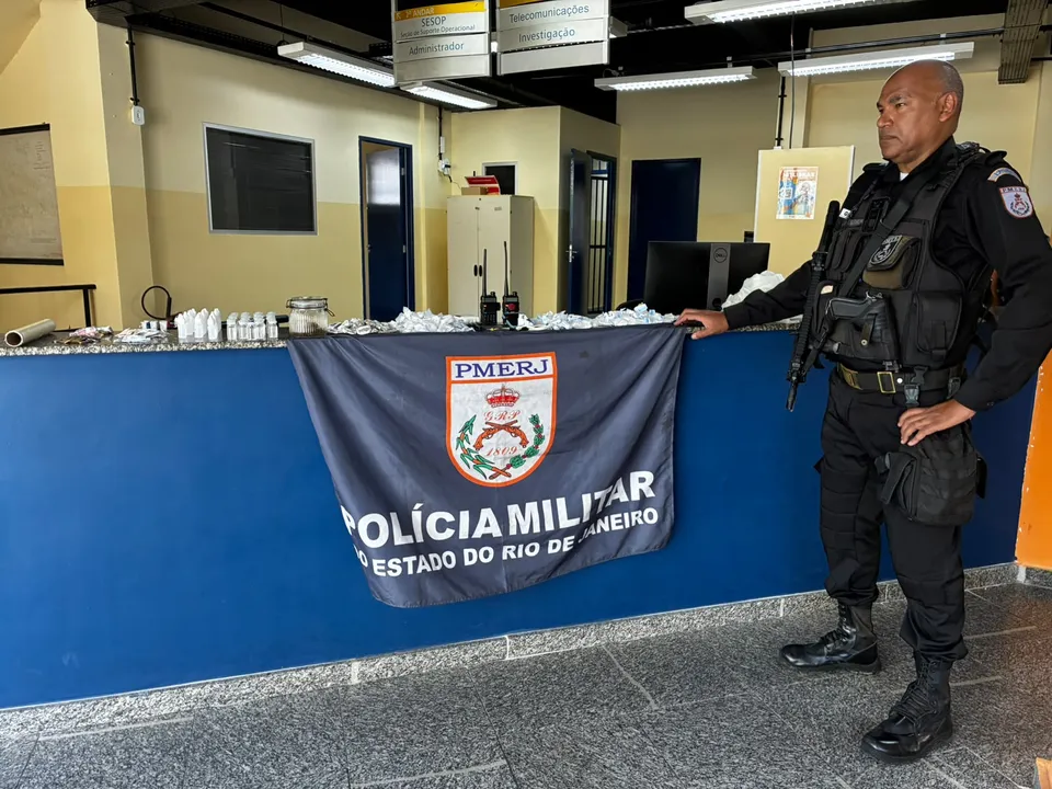 Ao todo, foram apreendidos 177 pinos de cocaína; 44 invólucros de maconha; 59 frascos de loló; 19 pedras de crack; 15 invólucros de skank e seis de ice