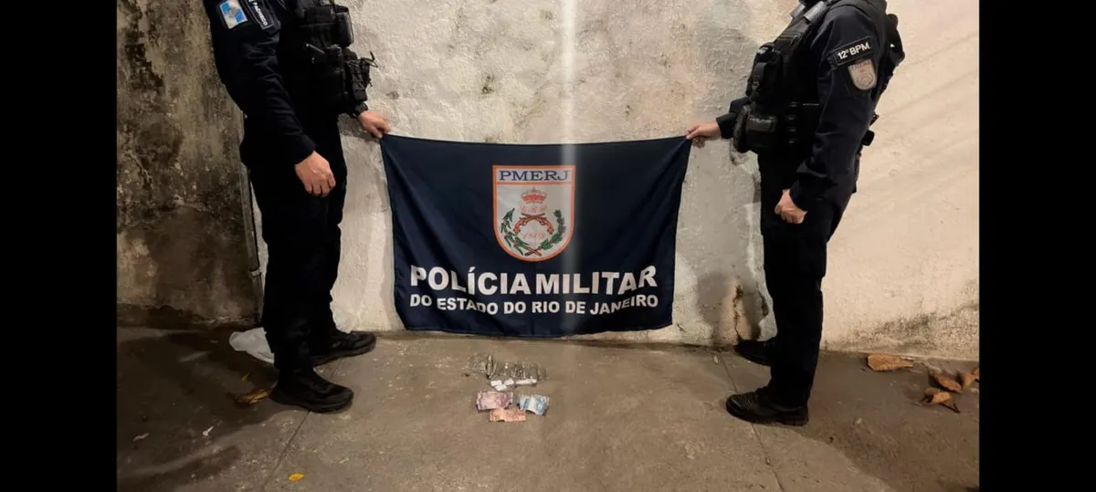 Foram apreendidos 12 invólucros de maconha, 1 pino de cocaína, 3 pedras de crack e a quantia de r$ 36,00 em espécie