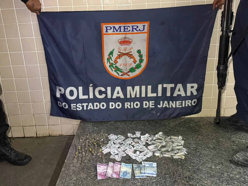 PM prende acusado de tráfico de drogas em Niterói