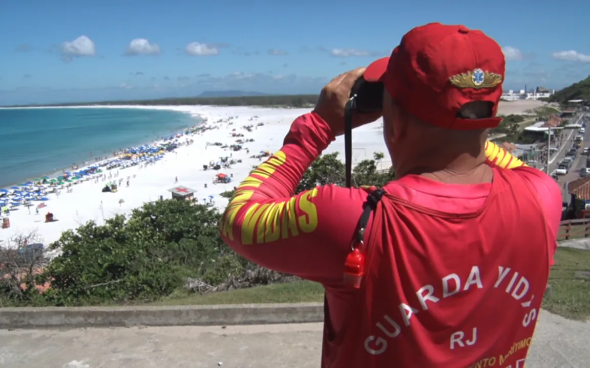 Um surfista que presenciou o acidente ajudou a retirar a esposa e a filha da vítima da água