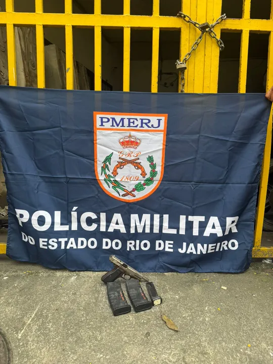 Dentro do automóvel, os policiais encontraram outro homem já morto, além de uma pistola