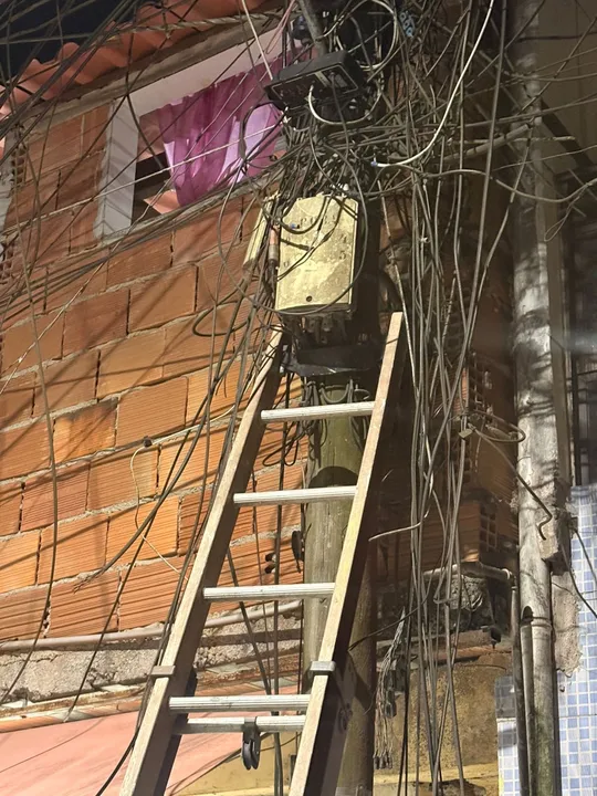 Um dos homens estava na escada no poste