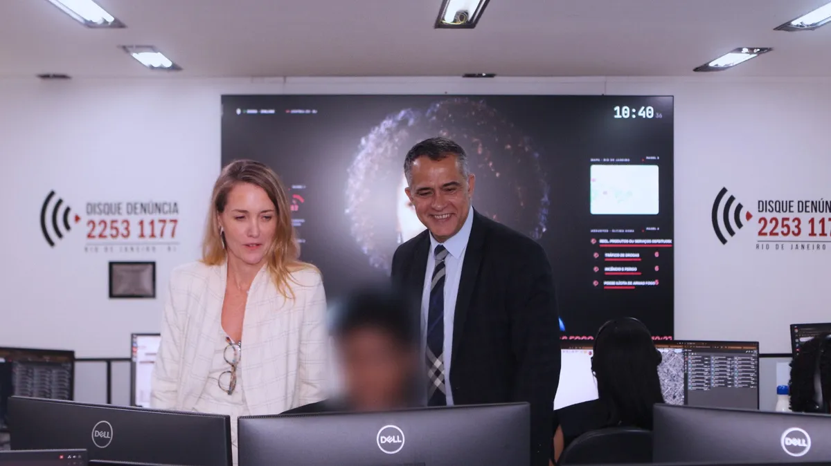 Renato Almeida, diretor-geral do Disque Denúncia, e Claudia Woods,  CEO da BAT no Brasil