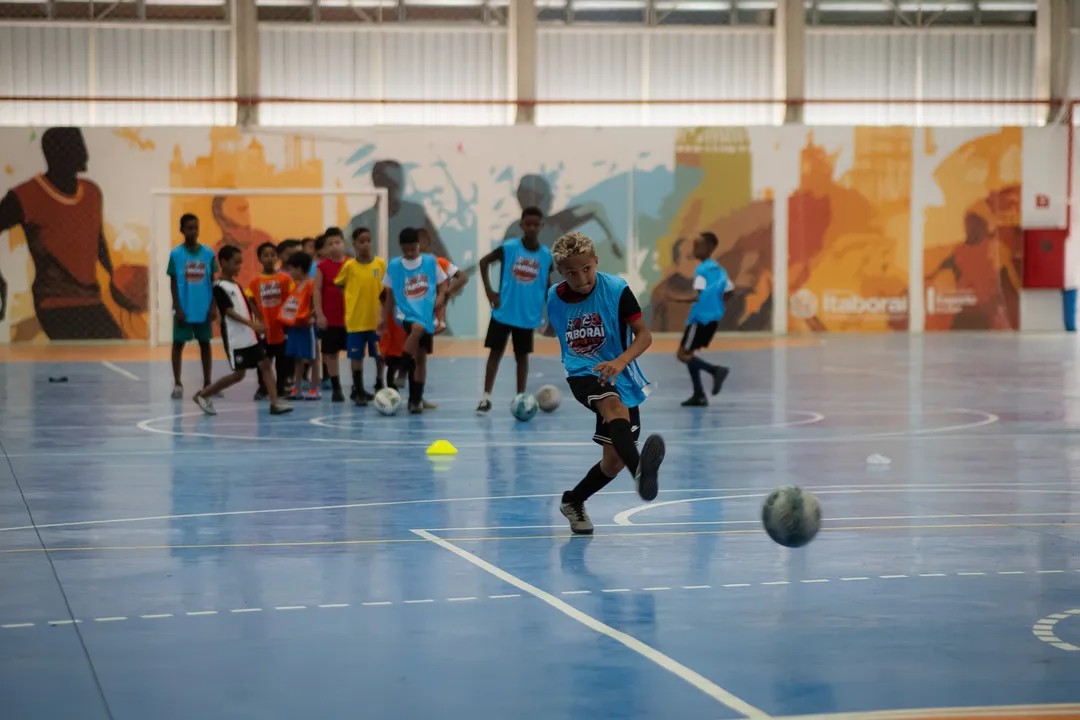 As aulas são realizadas às segundas e quartas-feiras, a partir das 8h, e oferecem às crianças a oportunidade de aprender os fundamentos do futsal em um ambiente de integração, disciplina e aprendizado