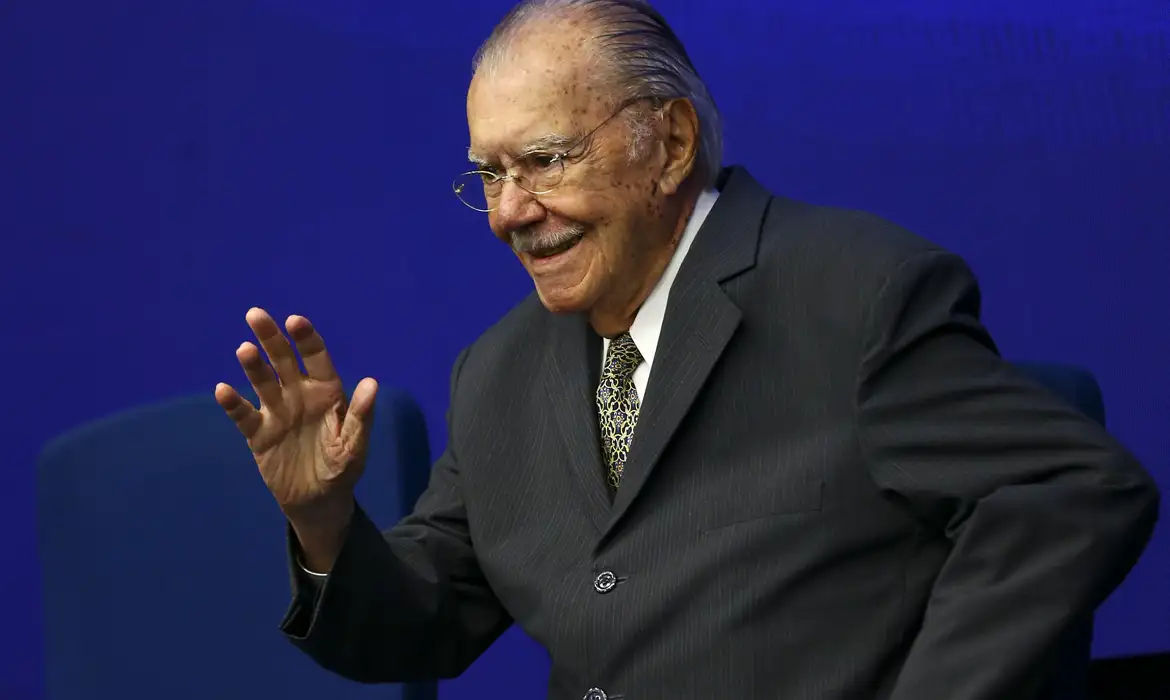 Segundo o boletim médico divulgado de hoje, Sarney recebeu alta após apresentar uma evolução clínica satisfatória