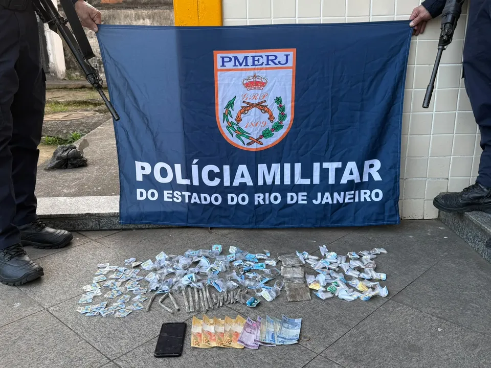 Homem foi localizado, segundo a polícia, vendendo drogas na comunidade