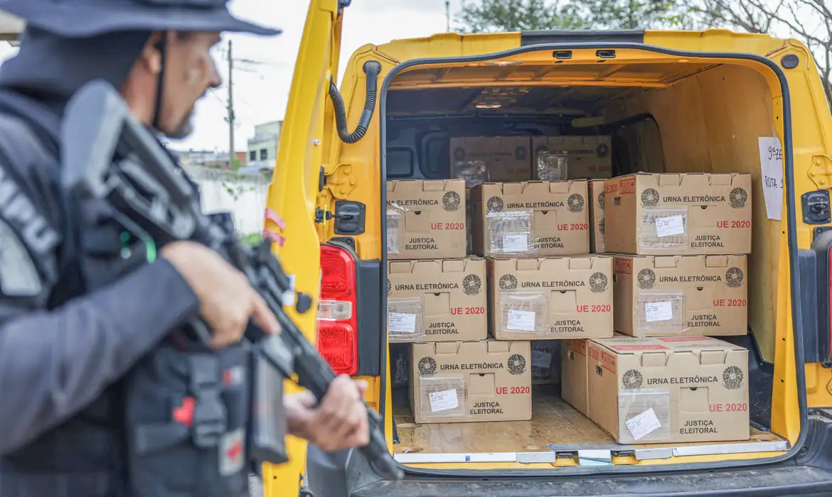 A estrutura envolve a distribuição dos equipamentos para milhares de locais de votação espalhados pelo território nacional, incluindo áreas urbanas, comunidades rurais e regiões de difícil acesso