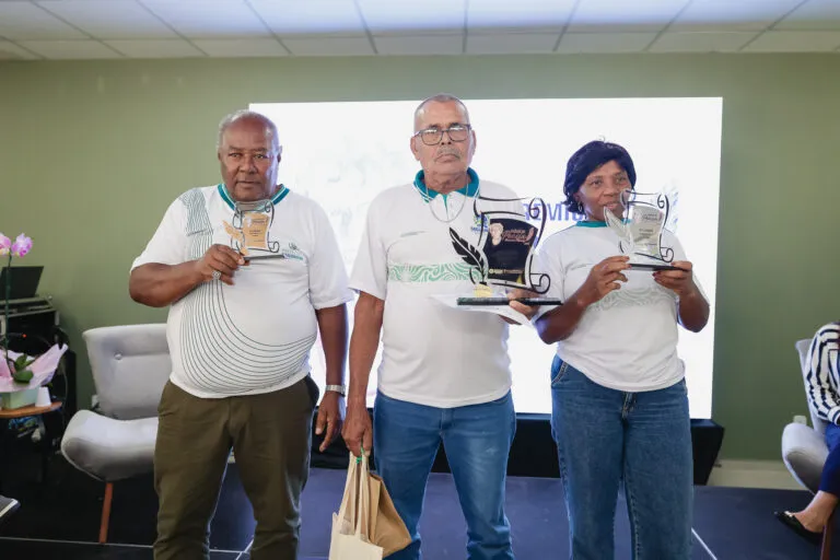 Lavrador de 71 anos é premiado por poema sobre agricultura em Saquarema