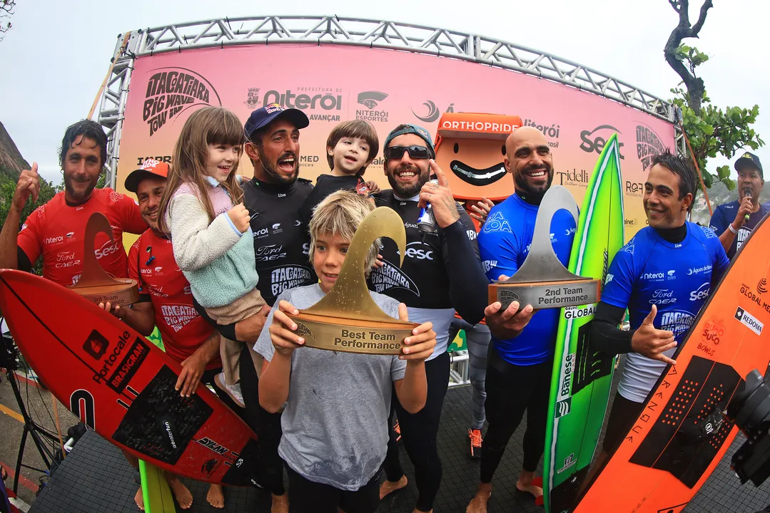 Atletas comemoram resultado no pódio