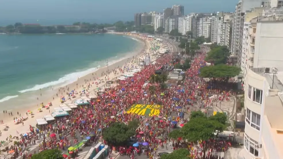 A caminhada organizada pela campanha do presidente, teve início por volta das 8h, na altura do Posto 5, na Avenida Atlântica