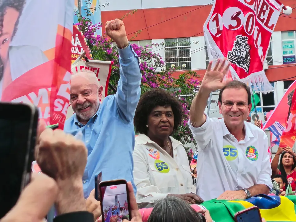 Lula está acompanhado de Eduardo Paes (PSD), candidato ao governo do Rio de Janeiro, e dos candidatos ao Senado Benedita da Silva (PT) e Pedro Paulo (PSD)
