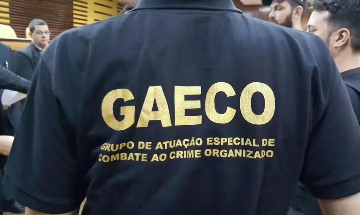 A denúncia atribui aos denunciados os crimes de constituição de milícia privada, associação para o tráfico de drogas com emprego de arma de fogo e comércio ilegal de armas e munições de uso restrito