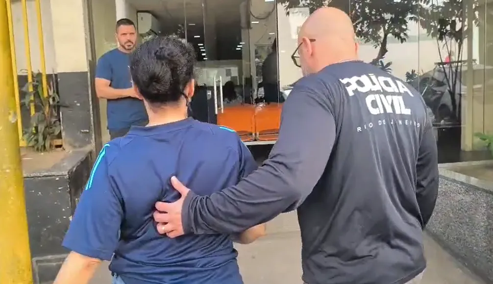 Na residência, os agentes encontraram cordas, medicamentos psicotrópicos e outros objetos utilizados durante as agressões