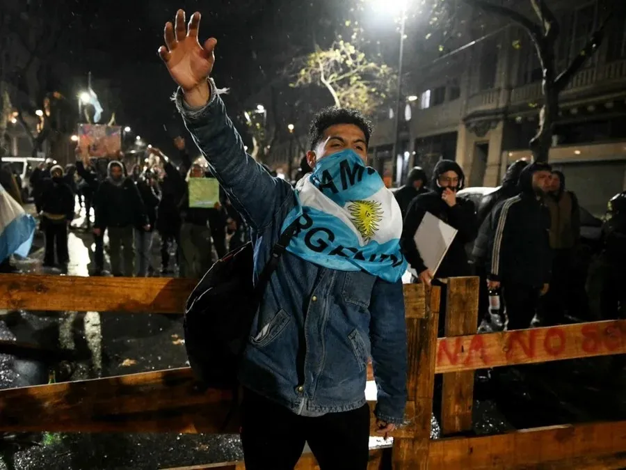 Protesto em Buenos Aires resulta em conflitos e uso de gás lacrimogêneo