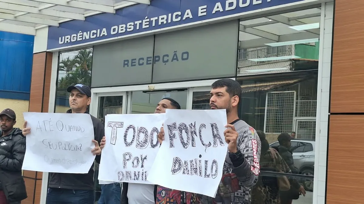 Protesto acontece em frente ao Hospital Azevedo Lima, onde Danilo permanece internado em estado grave