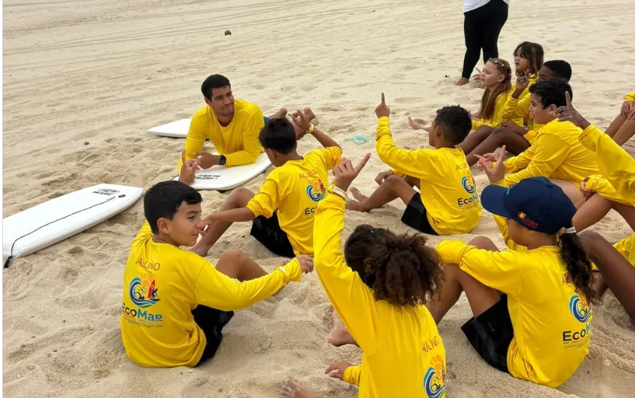 As atividades incluem surfe, bodyboard, natação em mar aberto, condicionamento físico e técnicas básicas de salvamento aquático