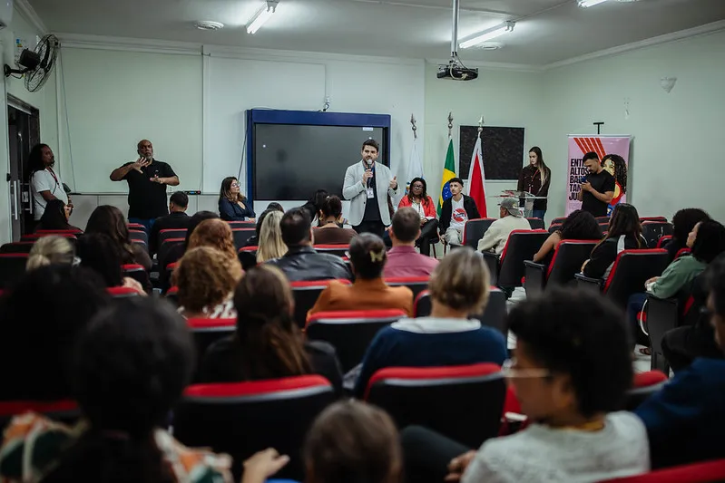 O lançamento reuniu profissionais da educação e representantes das instituições envolvidas em um momento de diálogo sobre os desafios enfrentados pelos jovens