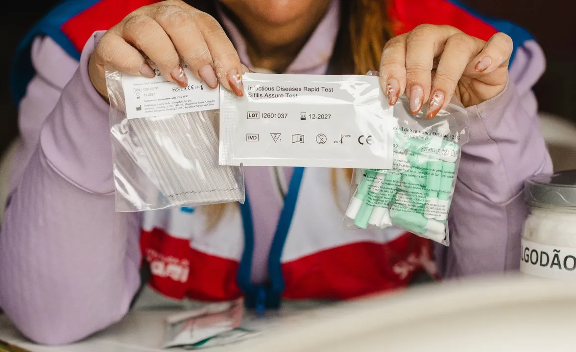 A atividade teve como objetivo aproximar os serviços essenciais da população, conscientizando sobre a importância da testagem e da quebra da transmissão