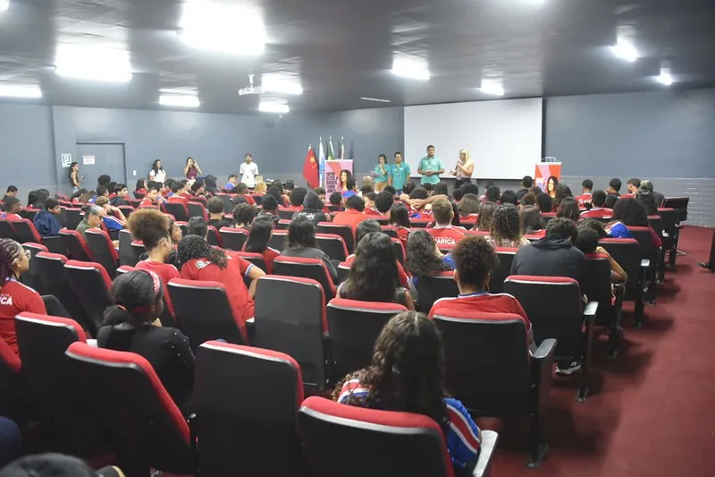 A proposta da atividade foi abordar o bullying de forma participativa, utilizando situações próximas à realidade