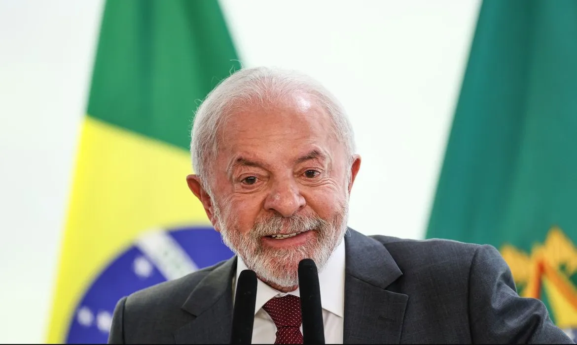 Presidente Lula, candidato a reeleição, foi acusado através de informações falsas de ter jogado bandeira do Brasil no chão