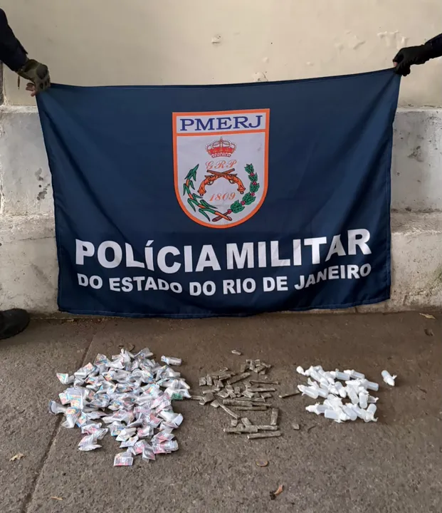Ele foi apreendido 38 pedras de crack, 53 trouxinha de maconha, 62 pinos de cocaína e 22 frascos de "loló"
