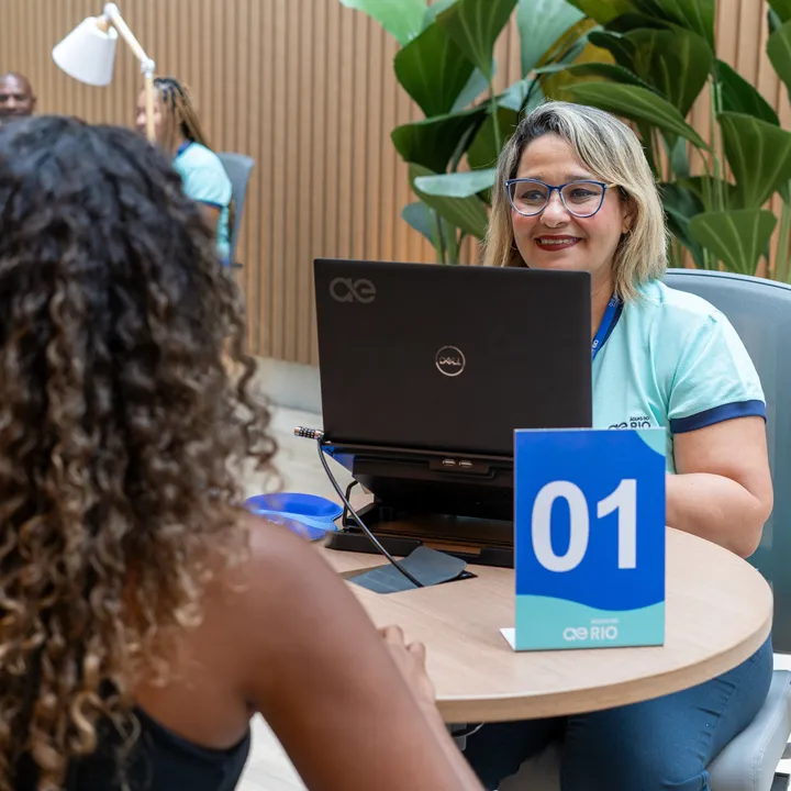 O cliente pode realizar a negociação sem sair de casa, por meio do telefone 0800 195 0 195, canal gratuito que funciona 24 horas por dia para ligações e mensagens via WhatsApp
