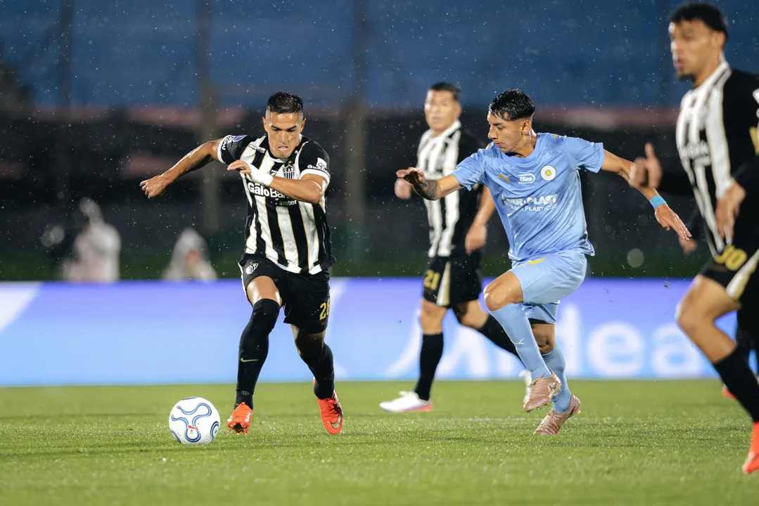 O Atlético encontrou um cenário desafiador no Estádio Centenário, com chuva e um gramado bastante molhado