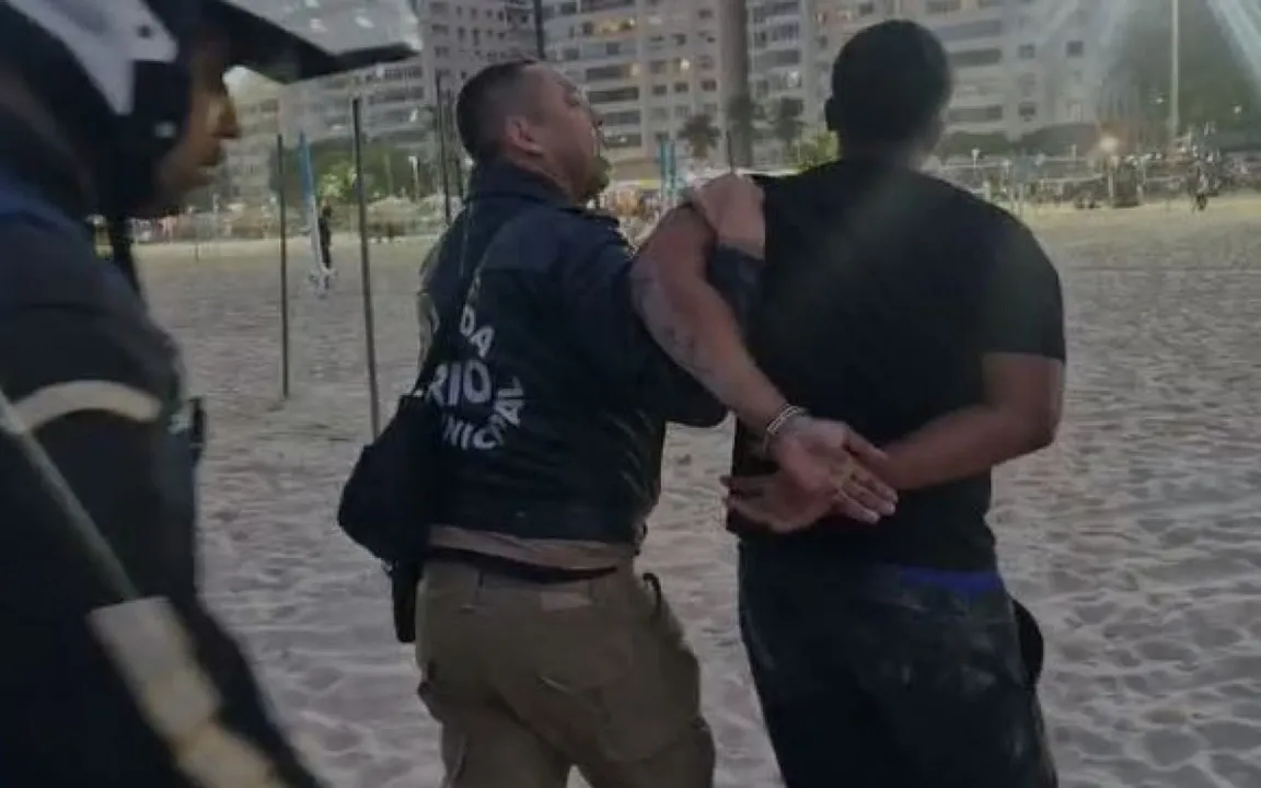 Agentes da Secretaria Municipal de Ordem Pública encaminharam o suspeito para a Delegacia Especial de Apoio ao Turismo (DEAT)
