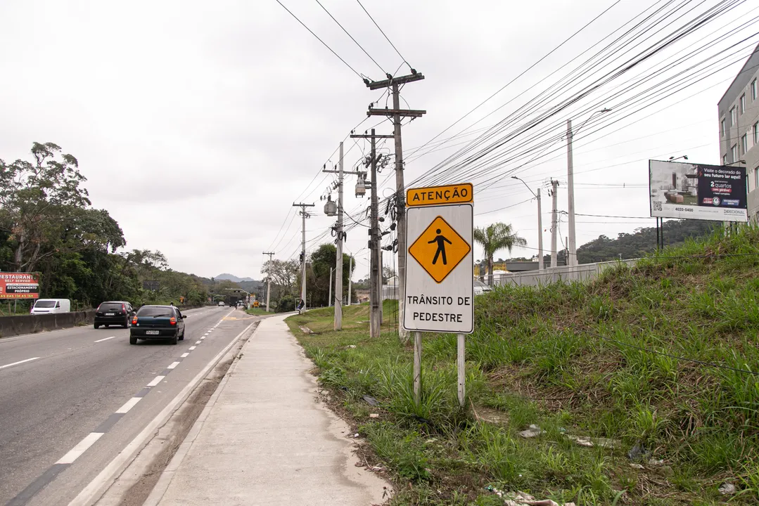 De acordo com moradores da região, a travessia da rodovia é considerada difícil e arriscada, principalmente para crianças e idosos