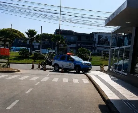 Mulher teria aproveitado a distração dos agentes para entrar na viatura e fugir com o veículo.