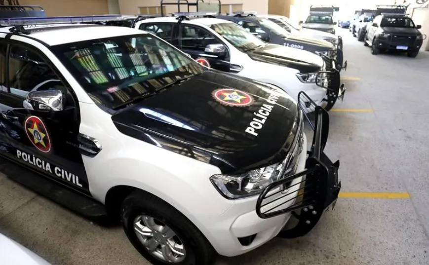 A polícia tenta identificar o motorista que conduzia o veículo