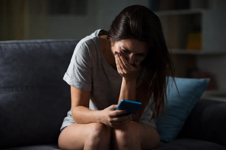 Redes sociais, aplicativos de mensagens e outras plataformas podem ser utilizados para intimidar, perseguir, ameaçar e constranger vítimas