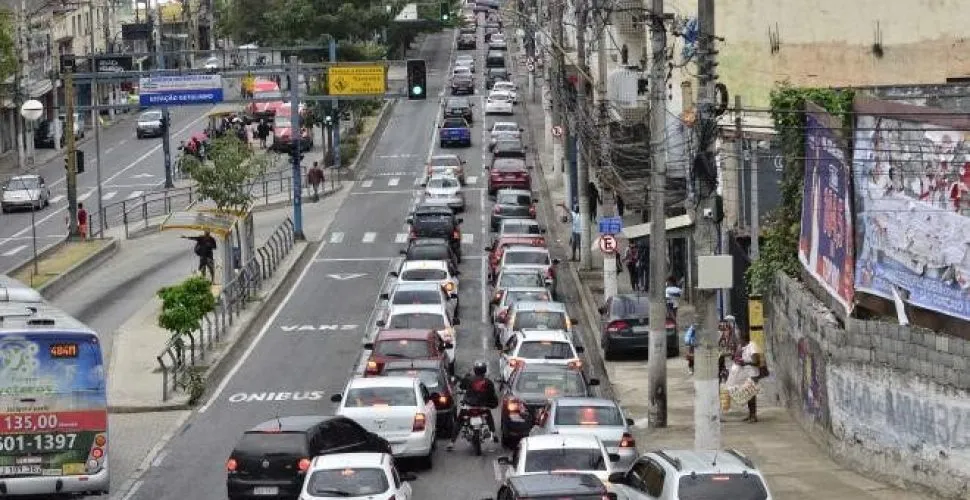 Com a mudança, carros, motos e outros veículos passam a contar com mais uma faixa de circulação