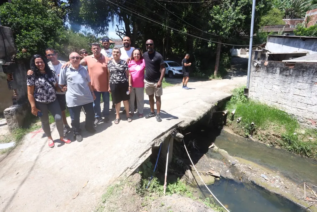 O projeto prevê a construção de uma nova ponte em concreto armado, pavimentação da via, implantação de sistemas de drenagem e instalação de iluminação pública em LED