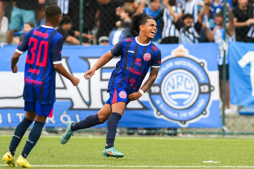 Diguinho marou o segundo gol do Niteroiense, no segundo tempo