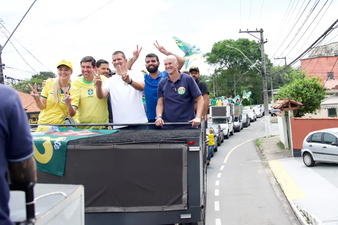 Douglas Ruas participou da carreata no alto de um trio elétrico com outras lideranças políticas de seu partido na região
