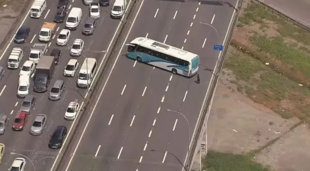 Ônibus com estudantes são atacados por criminosos armados na Linha Vermelha