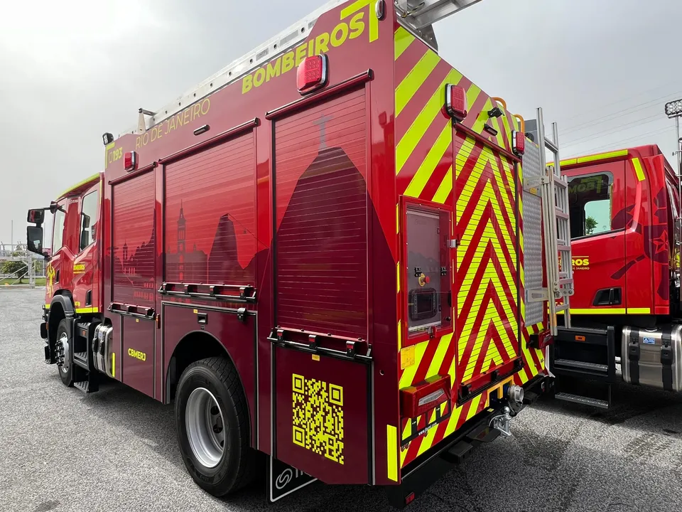 Equipes do Corpo de Bombeiros foram acionados por volta das 6h20