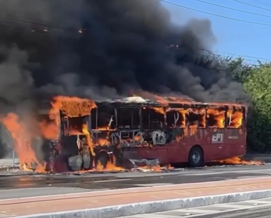 Assim que todos os passageiros deixaram o coletivo, as chamas se intensificaram e consumiram praticamente toda a estrutura do ônibus