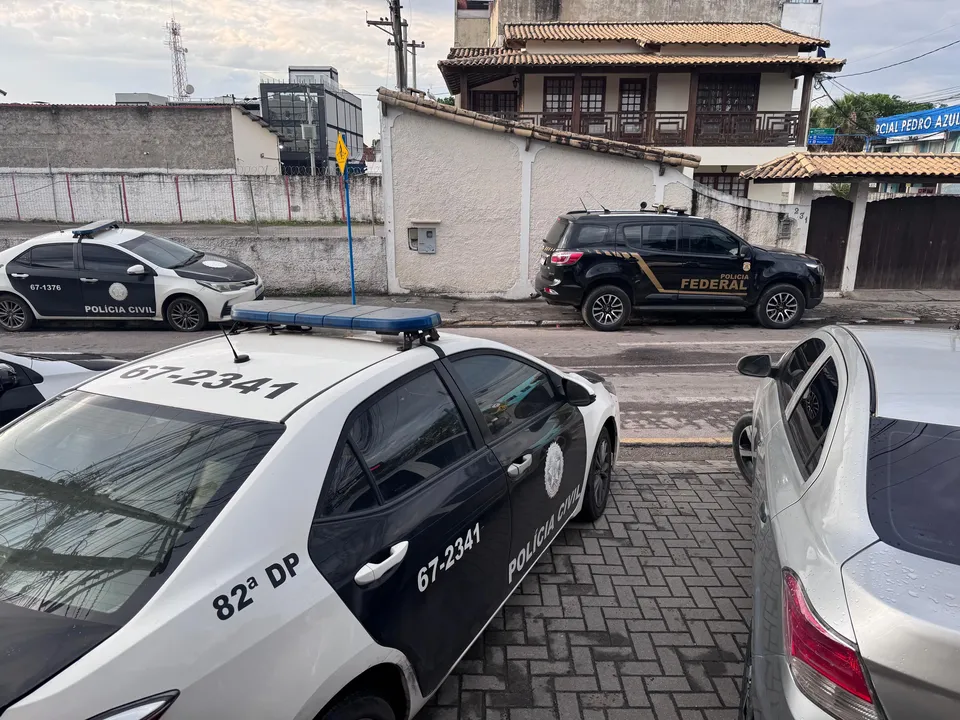 Os investigados poderão responder, em tese, pelos crimes de estelionato qualificado mediante fraude eletrônica, associação criminosa e lavagem de capitais, sem prejuízo de outros delitos eventualmente identificados no decorrer das apurações